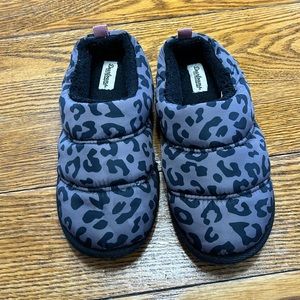 Dearfoams animal print house slippers. Foam insoles. Size Medium.